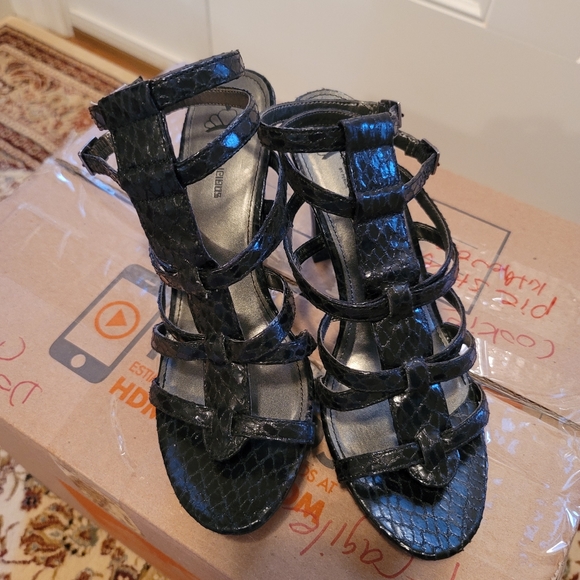 $7⭐️ Fergie Black Gladiator Sandals - Picture 4 of 8